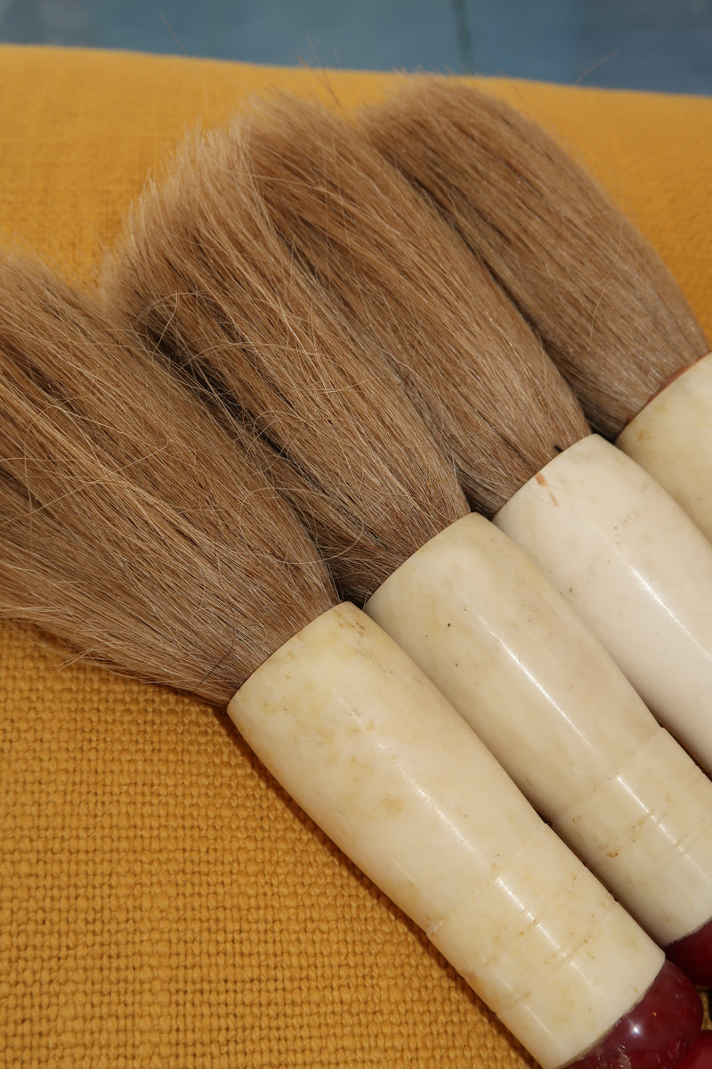 Pincel decorativo em tons vermelho cereja