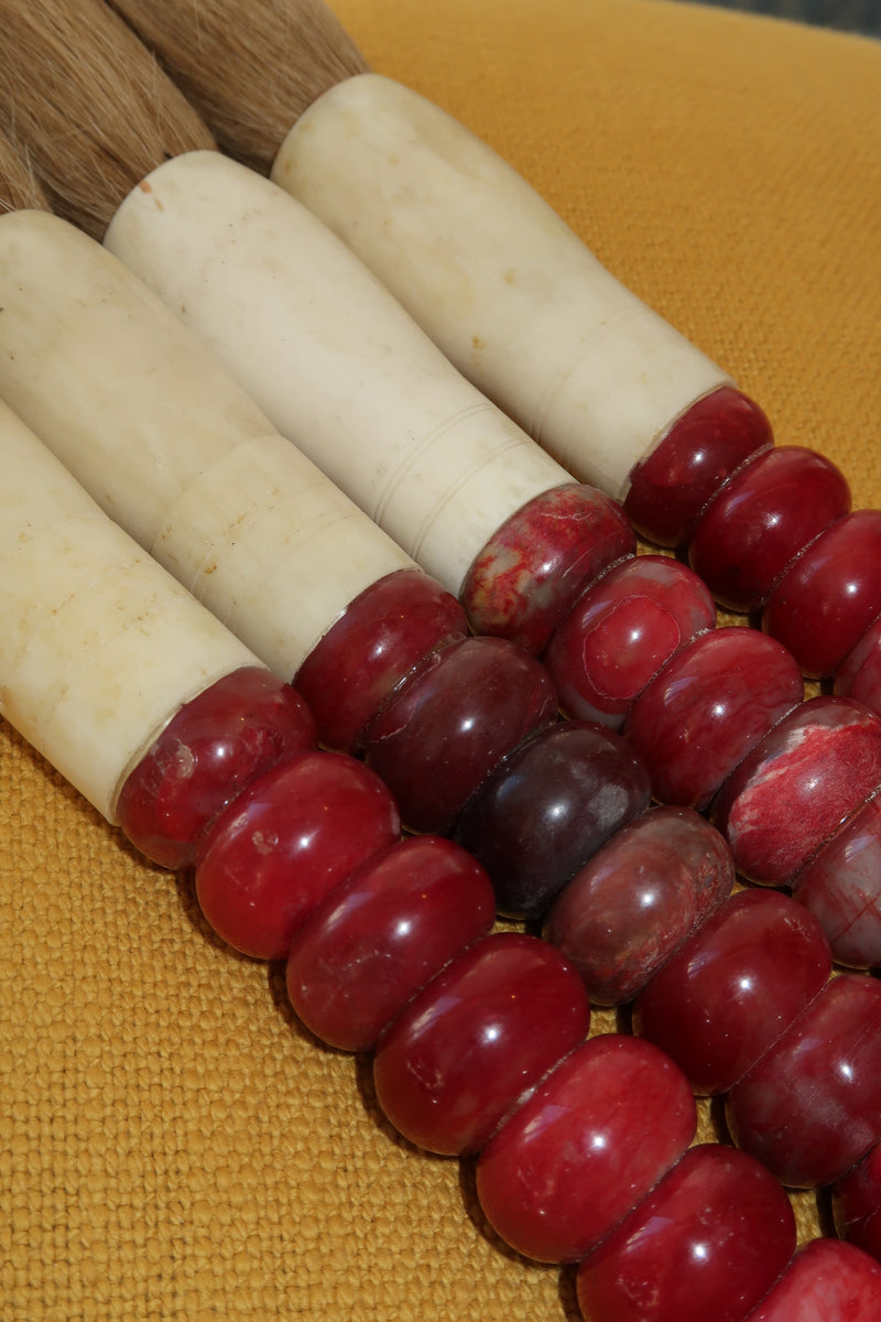 Pincel decorativo em tons vermelho cereja