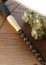 Pincel Decorativo Preto Tibetana com reflexos avermelhados