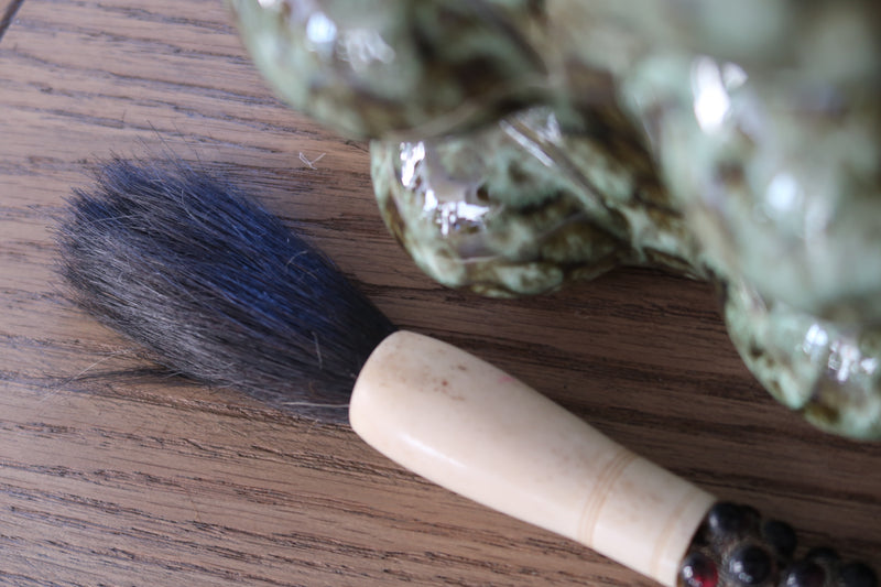 Pincel Decorativo Preto Tibetana com reflexos avermelhados