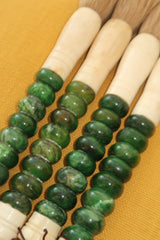 Pincel Decorativo com pedras redondas em tom de verde esmeralda