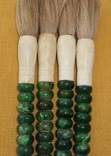 Pincel Decorativo com pedras redondas em tom de verde esmeralda