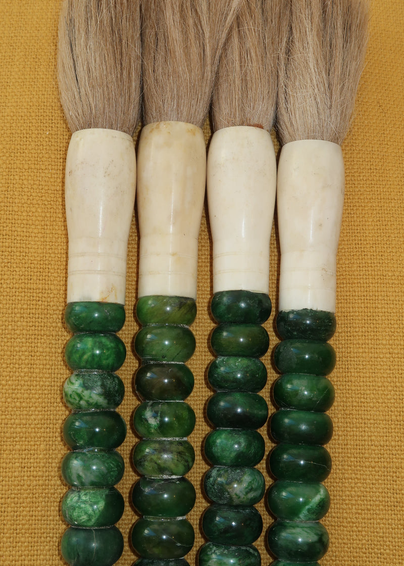 Pincel Decorativo com pedras redondas em tom de verde esmeralda