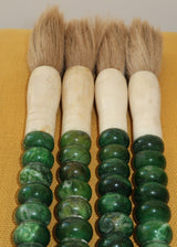 Pincel Decorativo com pedras redondas em tom de verde esmeralda