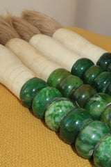 Pincel Decorativo com pedras redondas em tom de verde esmeralda