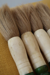 Pincel Decorativo com pedras redondas em tom de verde esmeralda