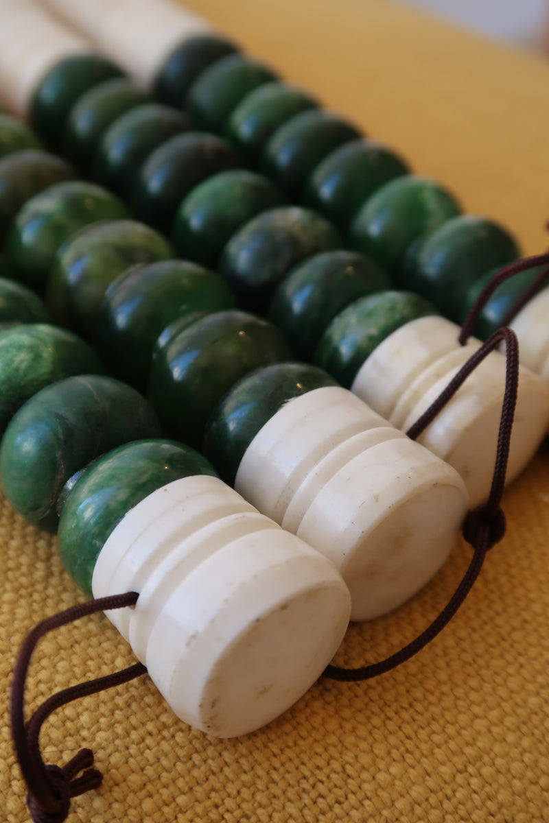 Pincel Decorativo com pedras redondas em tom de verde esmeralda