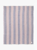 Manta Maison Figo com riscas em tons rosa, azul e bordeaux.