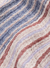 Manta Maison Figo com riscas em tons rosa, azul e bordeaux.