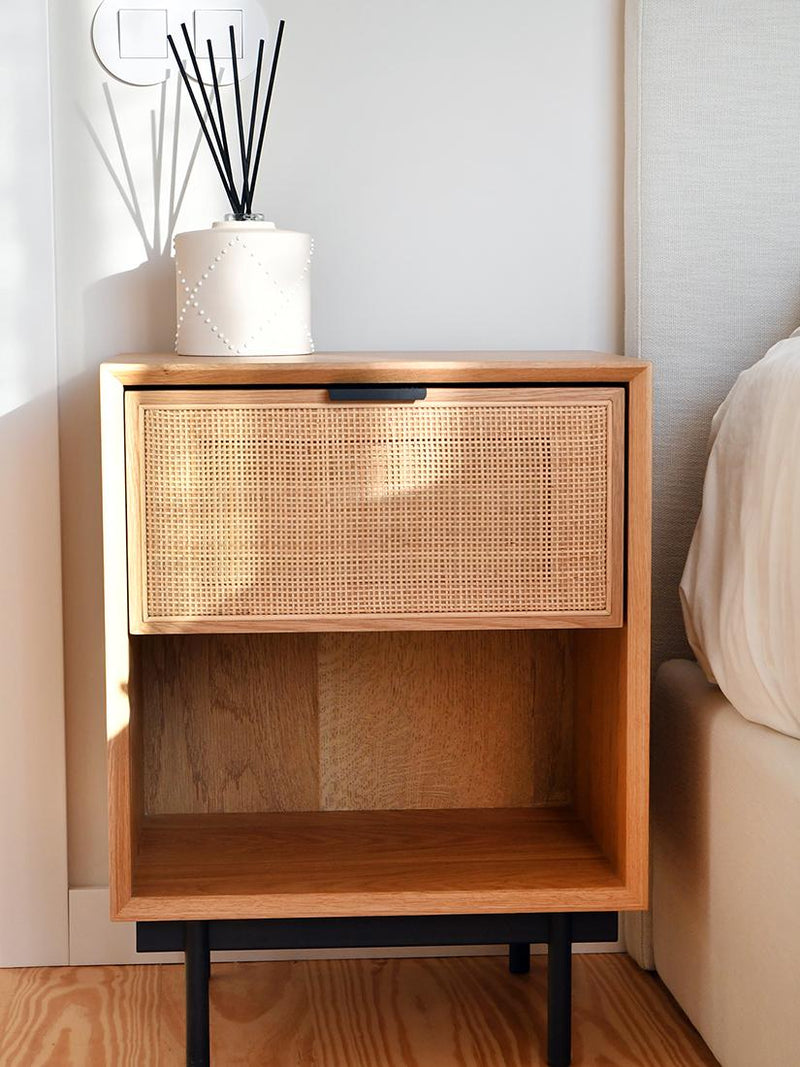 Mesa de Cabeceira em madeira de carvalho e Rattan