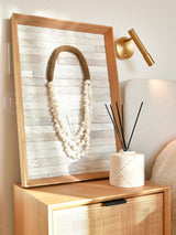 Quadro com colar de conchas naturais