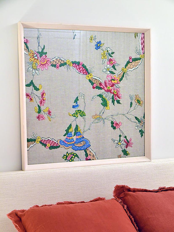 Quadro com tecido bordado