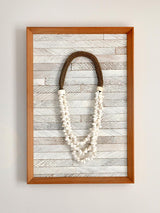 Quadro com colar de conchas naturais