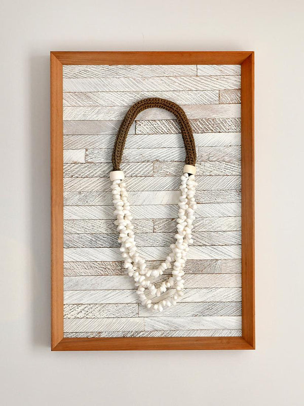 Quadro com colar de conchas naturais