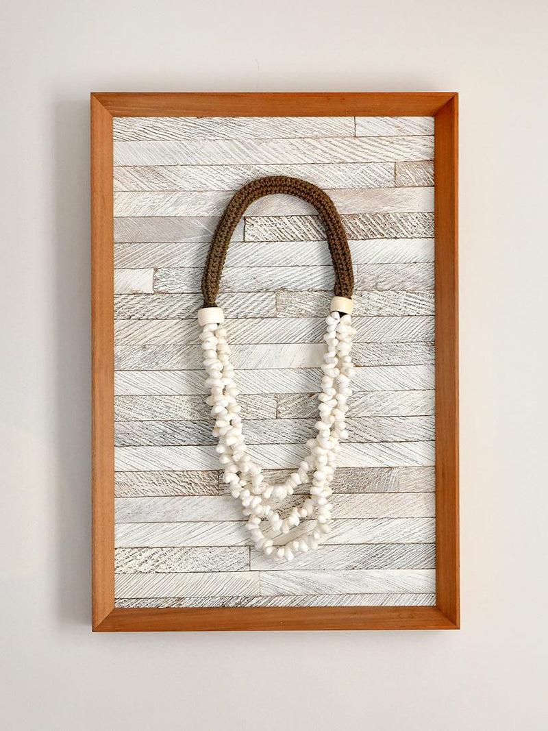 Quadro com colar de conchas naturais