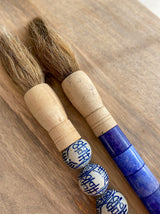 Pincel com pedras com caracteres chineses