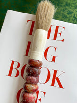 Pincel decorativo com pedras bordeaux