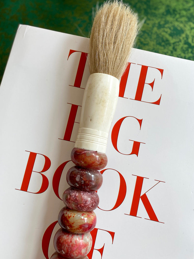 Pincel decorativo com pedras bordeaux