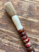 Pincel decorativo com pedras bordeaux