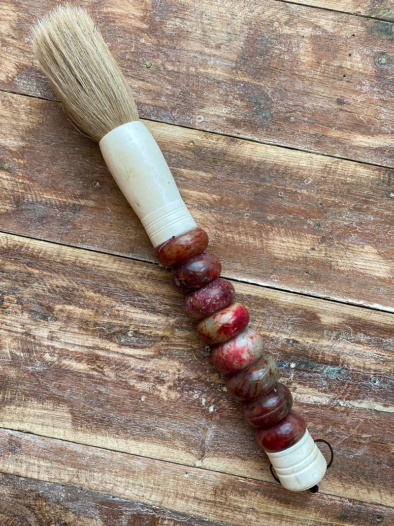 Pincel decorativo com pedras bordeaux