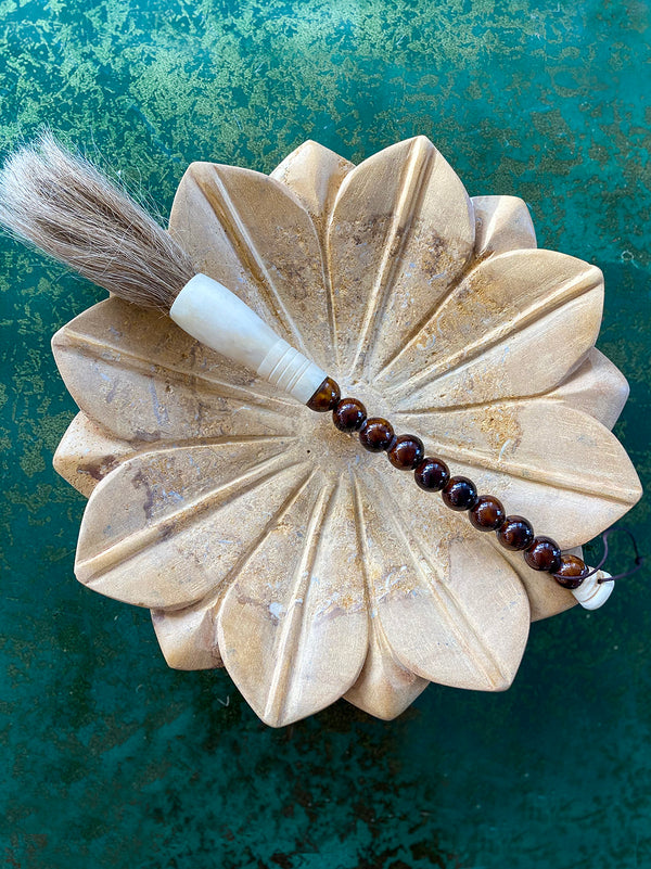 Pincel com pedras castanhas