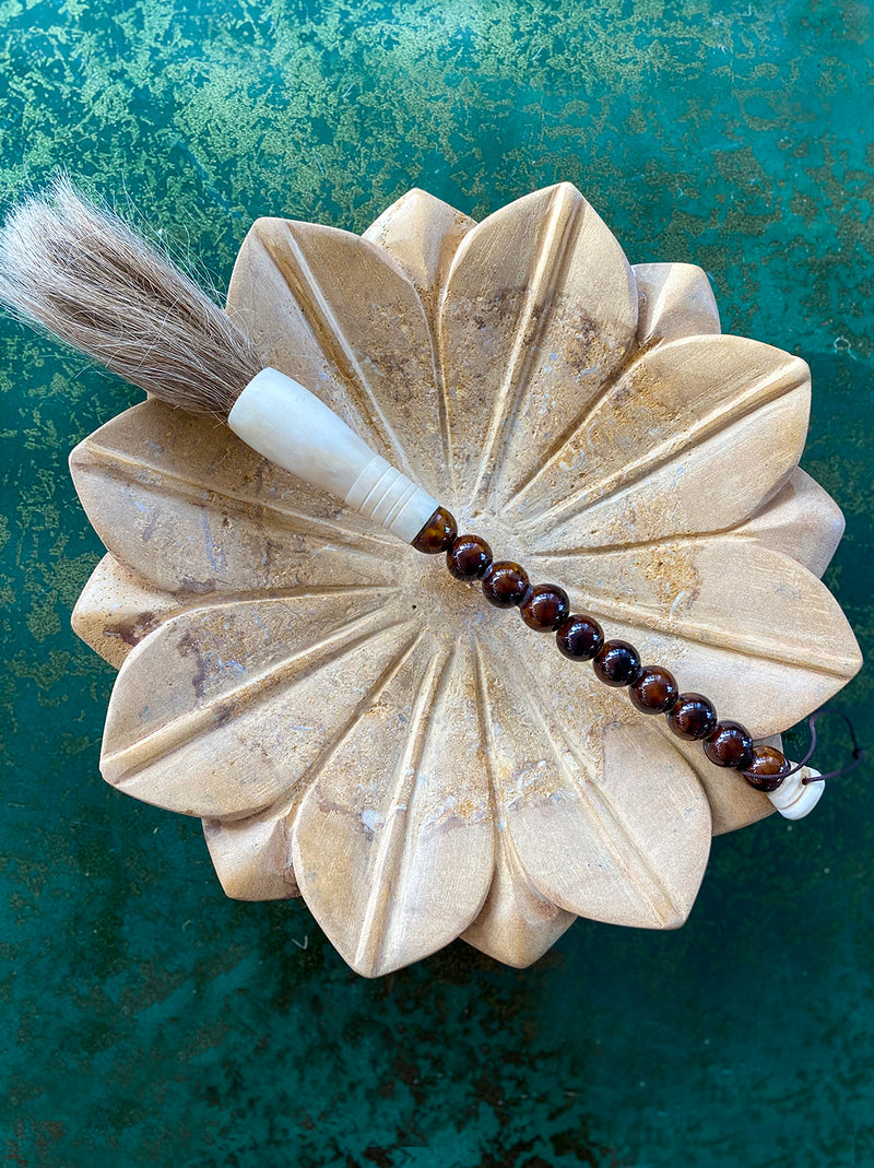 Pincel com pedras castanhas