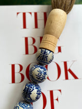 Pincel com pedras com caracteres chineses