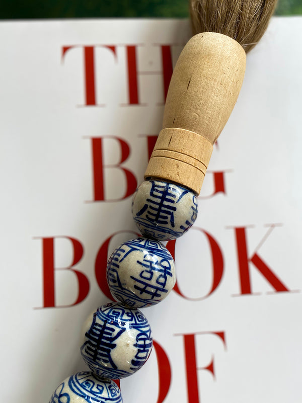 Pincel com pedras com caracteres chineses