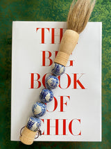 Pincel com pedras com caracteres chineses