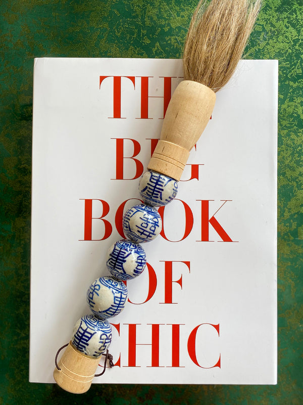 Pincel com pedras com caracteres chineses