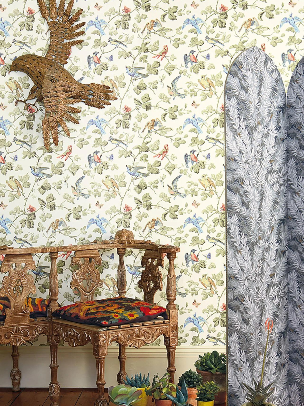 Papel de parede com padrão de pássaros em tom de amarelo pastel Cole & Son