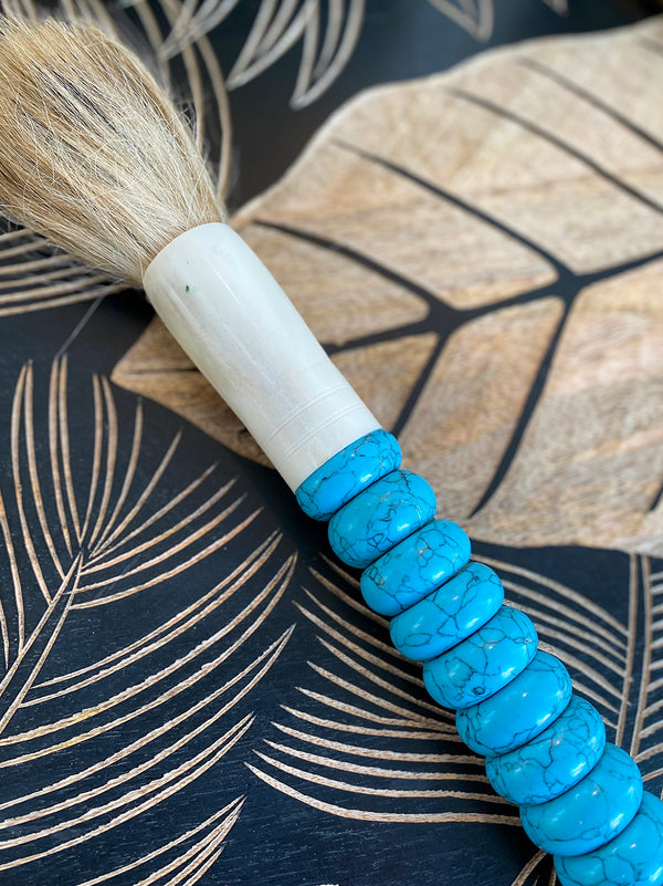 Decorative brush with blue stones and black nuances