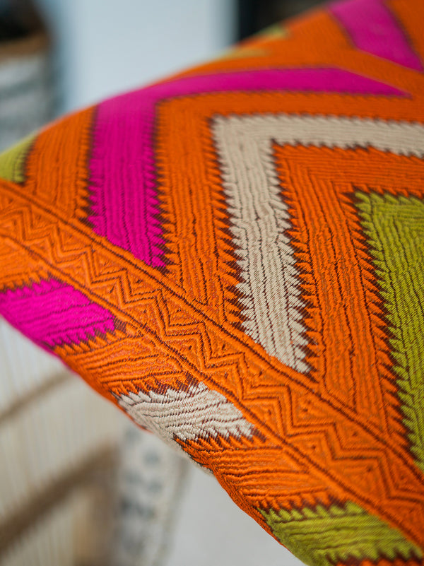 Almofada com padrão colorido,tecido ETRO