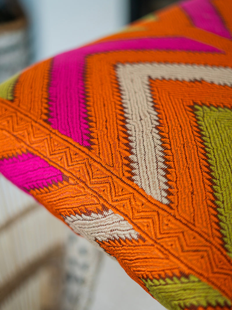 Almofada com padrão colorido,tecido ETRO