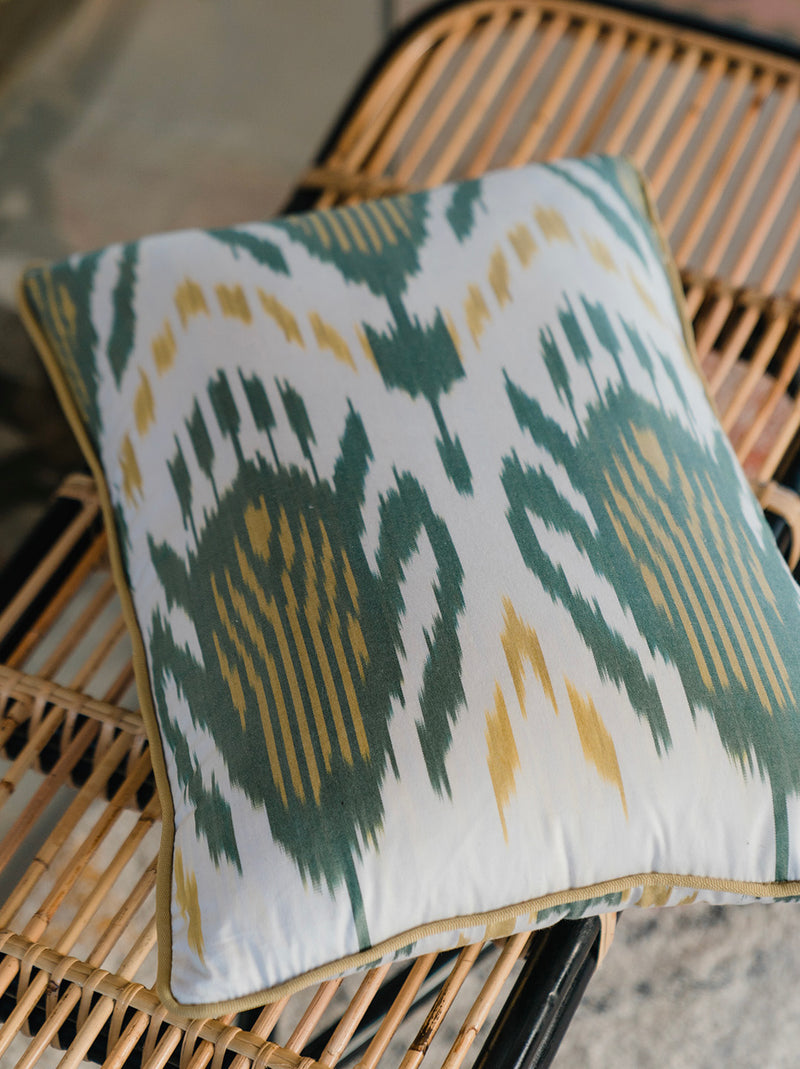 Almofada com padrão ikat verde e branco