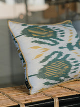 Almofada com padrão ikat verde e branco