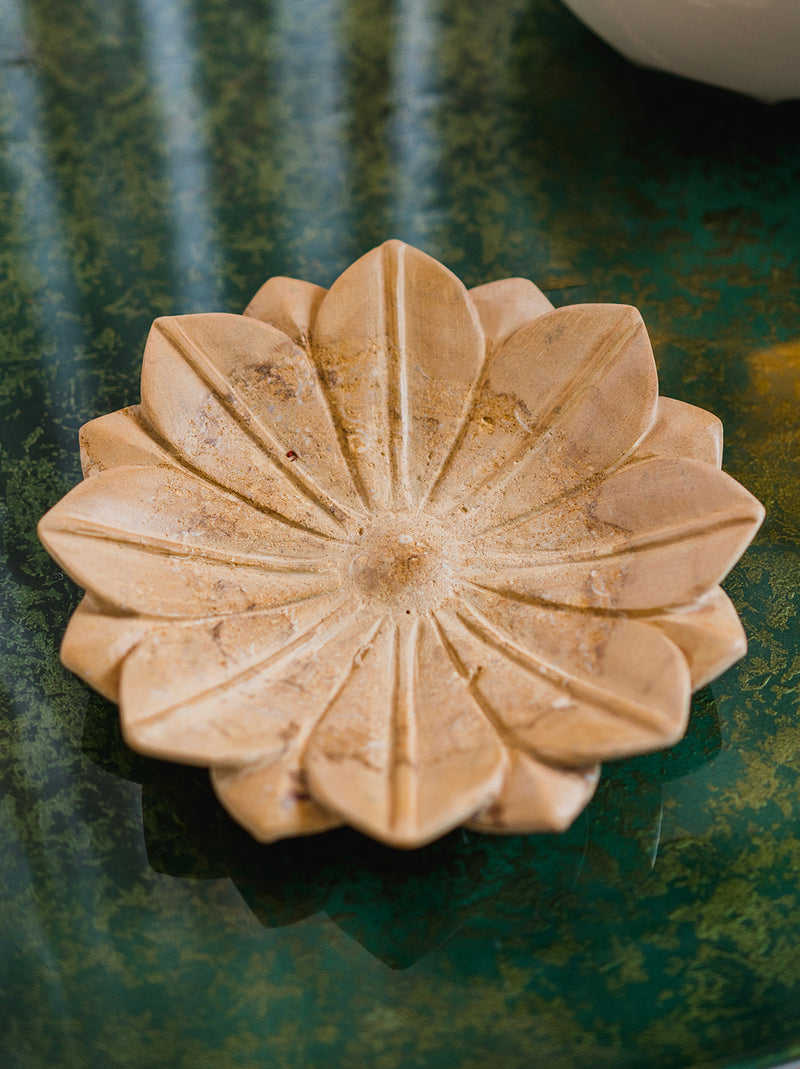 Taça bege em forma de flor