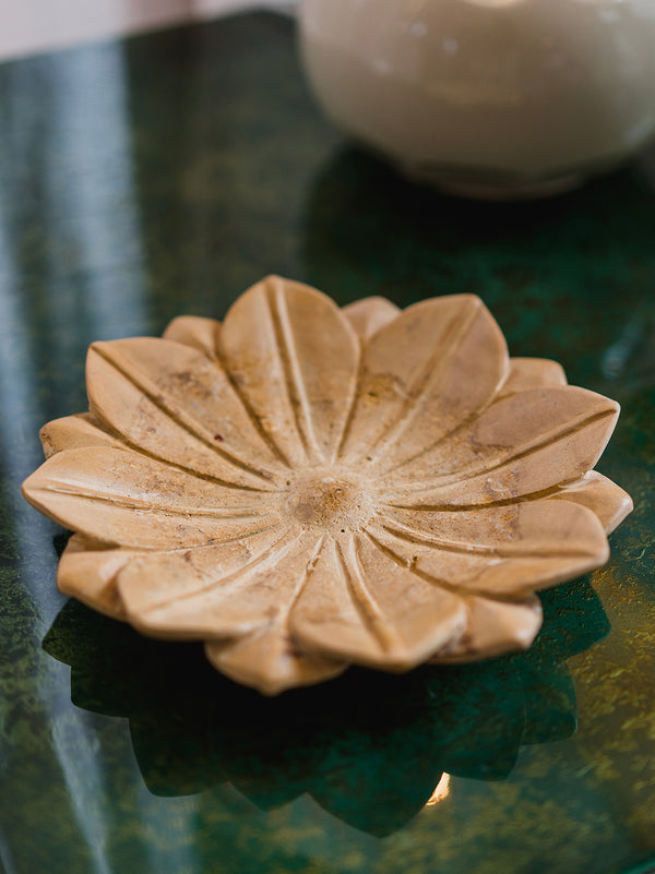 Taça bege em forma de flor