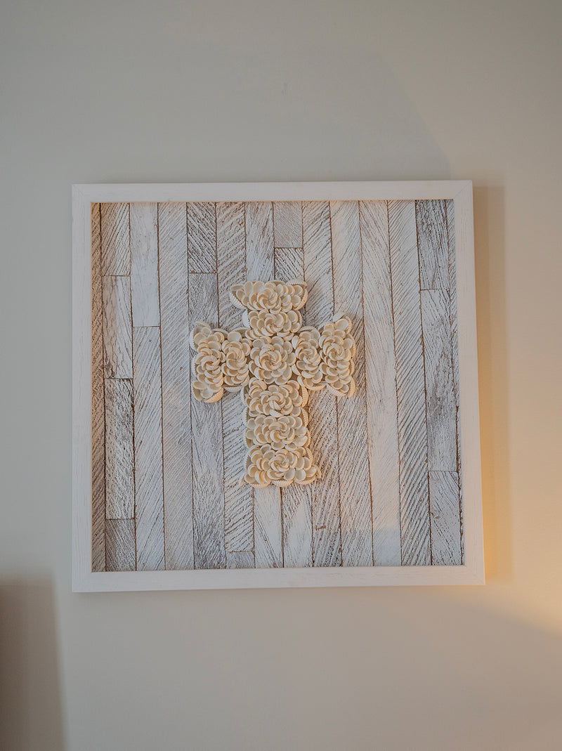 Quadro decorativo com cruz de conchas