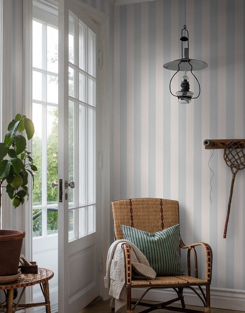 Papel de parede com riscas em tons de azul borastapeter